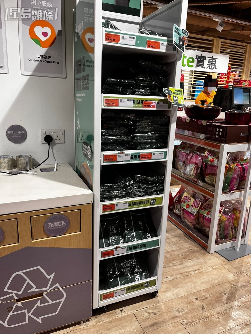 市民可以到OK便利店、foodpanda旗下的網上超市pandamart及實惠購買指定袋及指定標籤。資料圖片 市民可以到OK便利店、foodpanda旗下的網上超市pandamart及實惠購買指定袋及指定標籤。資料圖片