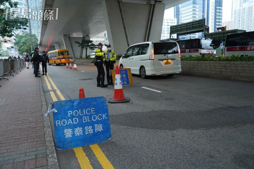 設置路障檢查車輛。葉偉豪攝 設置路障檢查車輛。葉偉豪攝