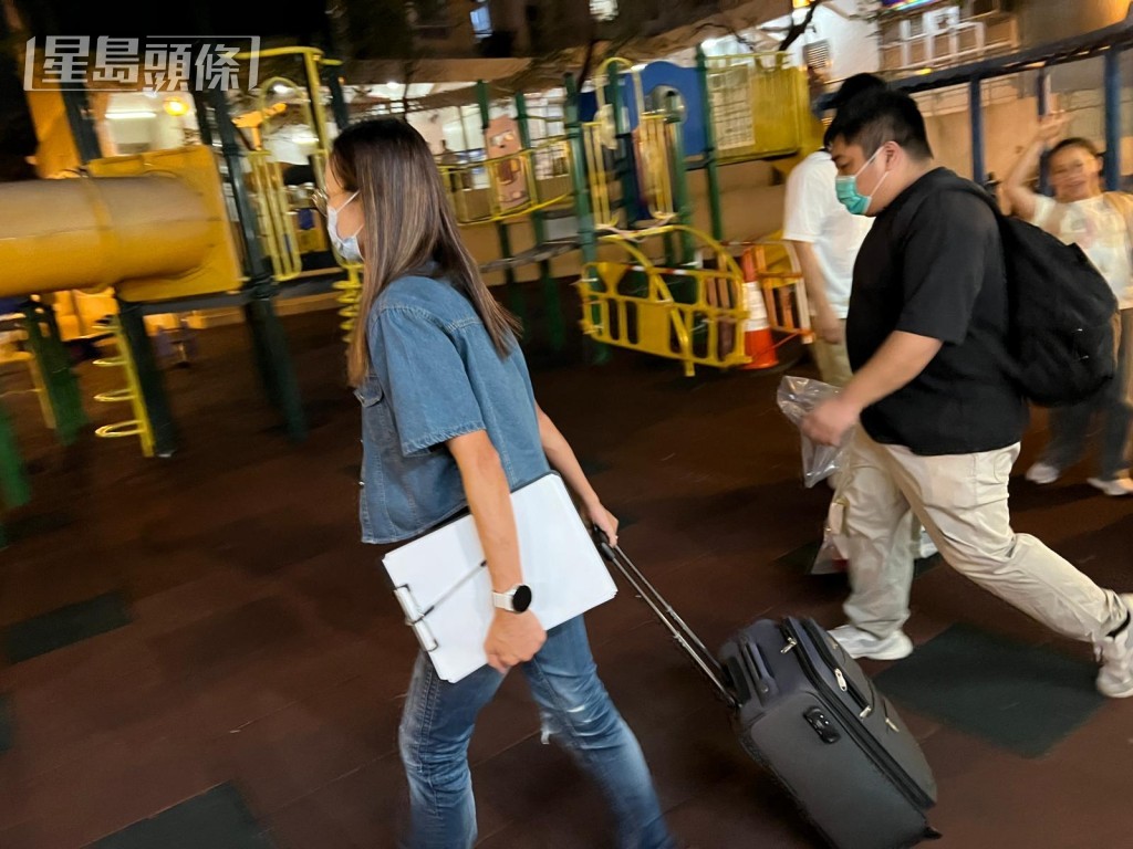 警方檢走大量證物。 警方檢走大量證物。