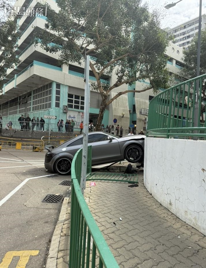 Audi 剷上行人路。fb屯門公路塞車關注組圖片 Audi 剷上行人路。fb屯門公路塞車關注組圖片