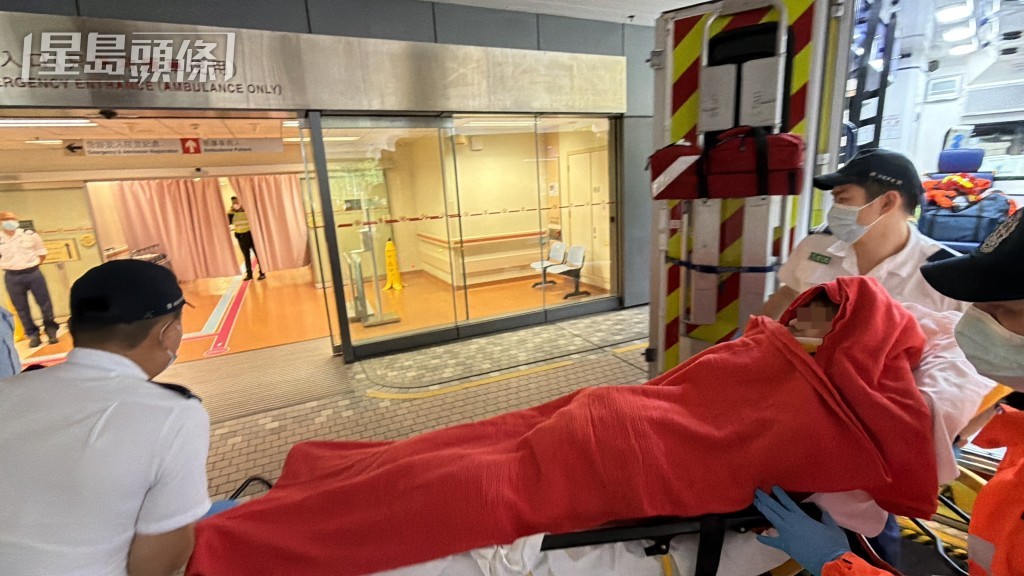 寶馬私家車司機由救護車送院。