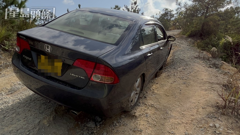 警方在稔灣路的山坡上發現陳男的私家車。蔡楚輝攝