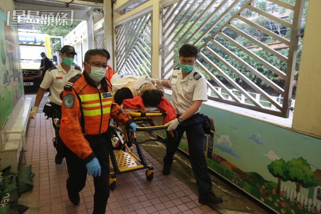 救护员将司机送院救治。