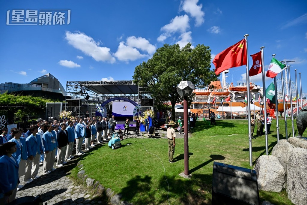 升旗礼于货柜屋选手广场内举行。刘骏轩摄