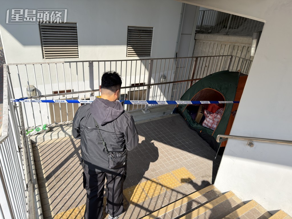 警員再到涉事行人天橋調查。梁國峰攝 警員再到涉事行人天橋調查。梁國峰攝