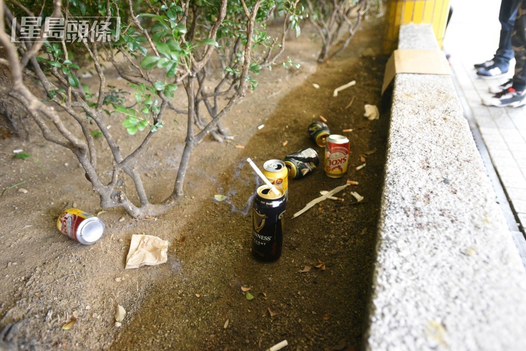 花槽遺下多個空啤酒罐。資料圖片