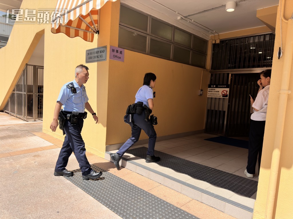 警員接報趕到。 警員接報趕到。