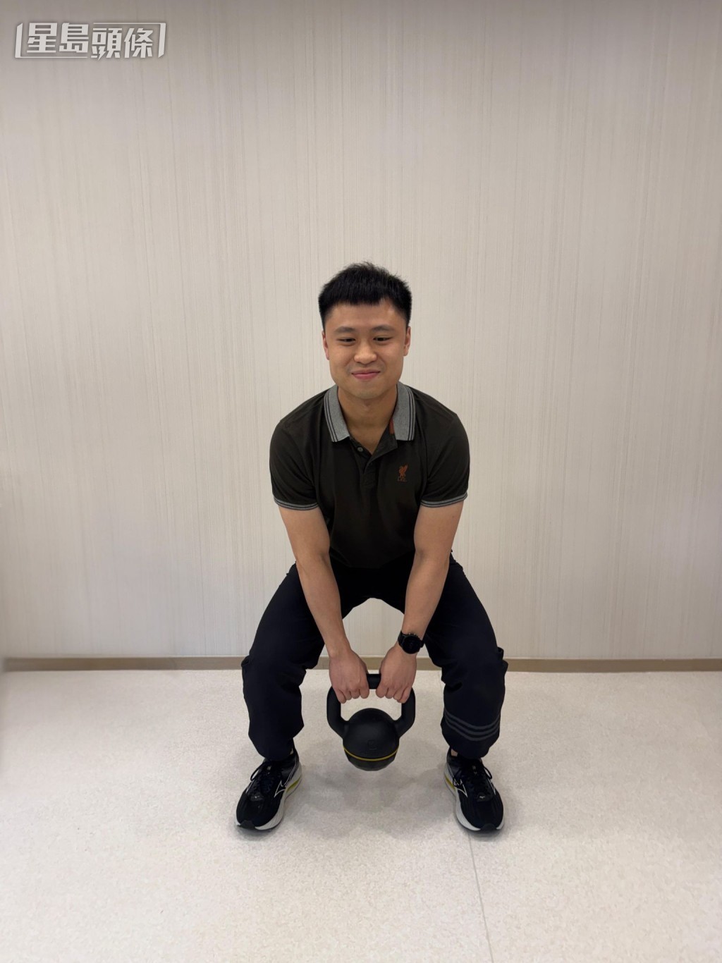 铃壶训练｜动作1：在准备举铃壶训练时 ，下蹲时吸气并收紧核心肌群。（图片由钟惠文博士提供）