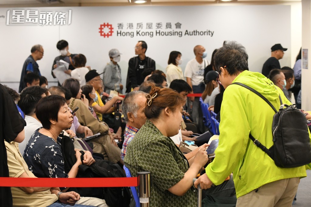 許多中籤的申請者,早上到樂富房委會客戶服務中心等候選購單位。何健勇攝 許多中籤的申請者,早上到樂富房委會客戶服務中心等候選購單位。何健勇攝