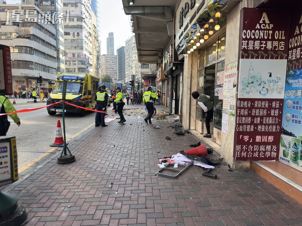 行人路上一片狼藉。 行人路上一片狼藉。