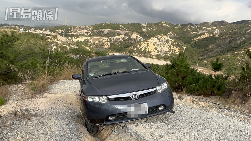 警方在稔灣路的山坡上發現陳男的私家車。蔡楚輝攝