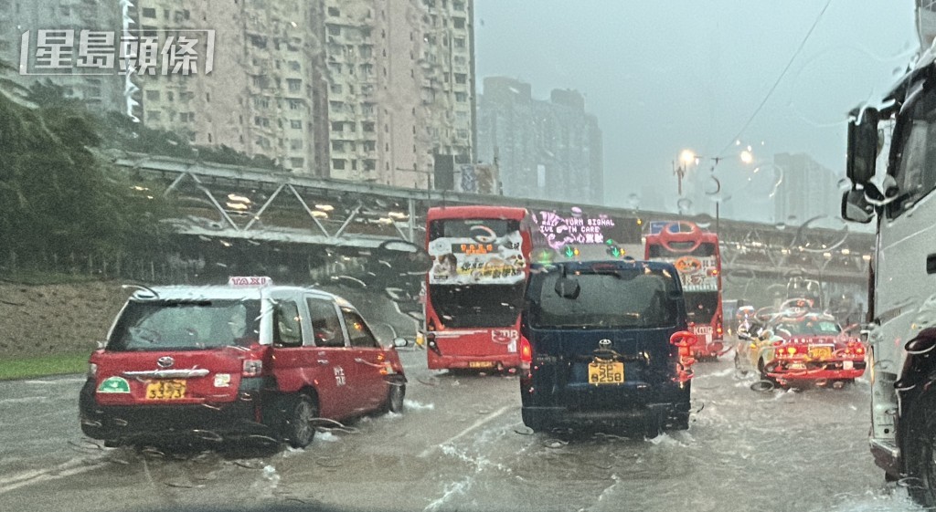 漆咸道往舊機場隧道方向水浸。林思明攝
