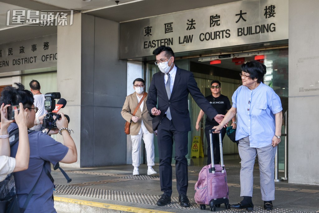 陳耀陽由親友陪同離庭。何家豪攝