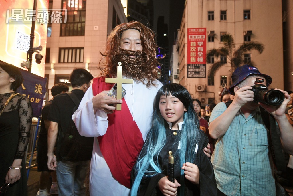 陳先生一家三口打扮來蘭桂坊感受萬聖節氣氛。陳先生扮演「救世主」,他的孩子扮演《鬼滅》霞柱。 陳先生一家三口打扮來蘭桂坊感受萬聖節氣氛。陳先生扮演「救世主」,他的孩子扮演《鬼滅》霞柱。