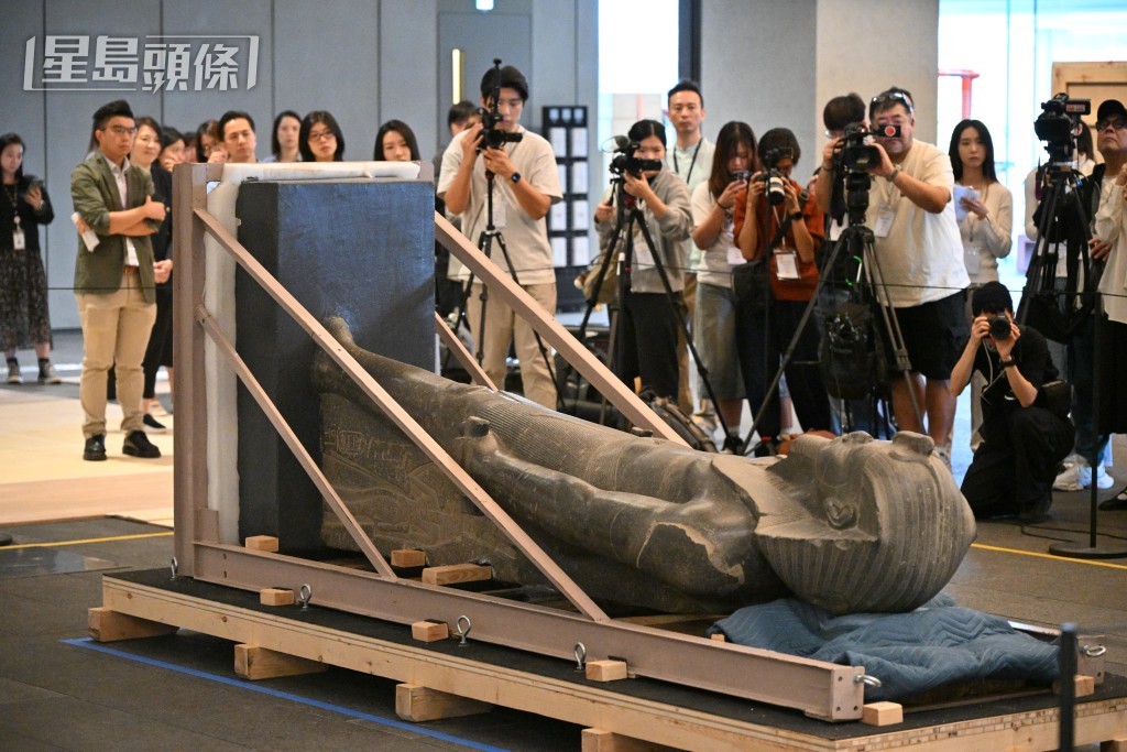 古埃及巨像開箱及安裝傳媒拍攝。 古埃及巨像開箱及安裝傳媒拍攝。