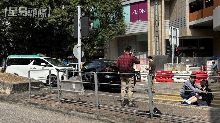 黑色Tesla剷安全島再迎頭撼白色七人車,釀3人受傷。讀者提供圖片 黑色Tesla剷安全島再迎頭撼白色七人車,釀3人受傷。讀者提供圖片