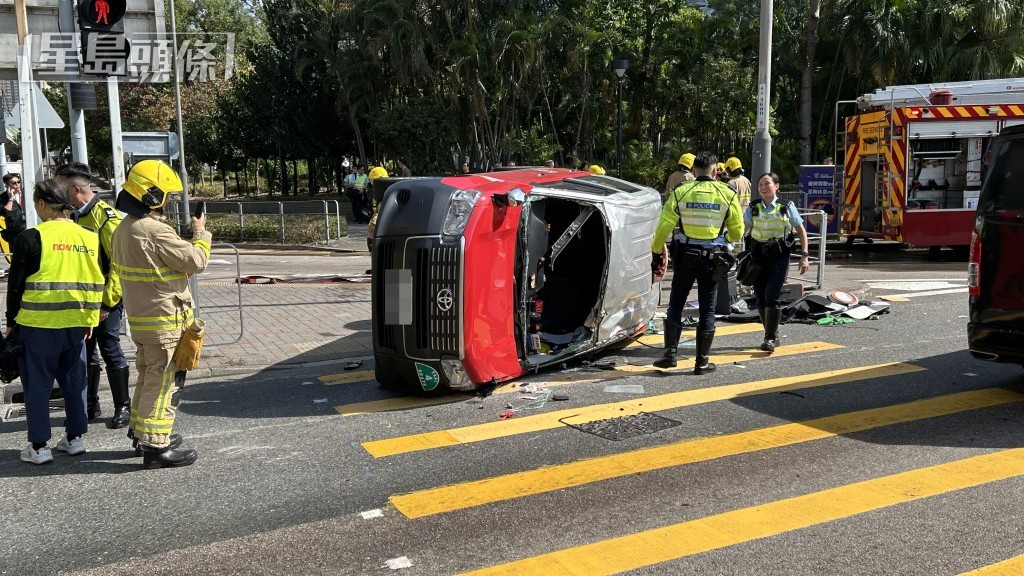 的士車頭擋風玻璃爆裂。