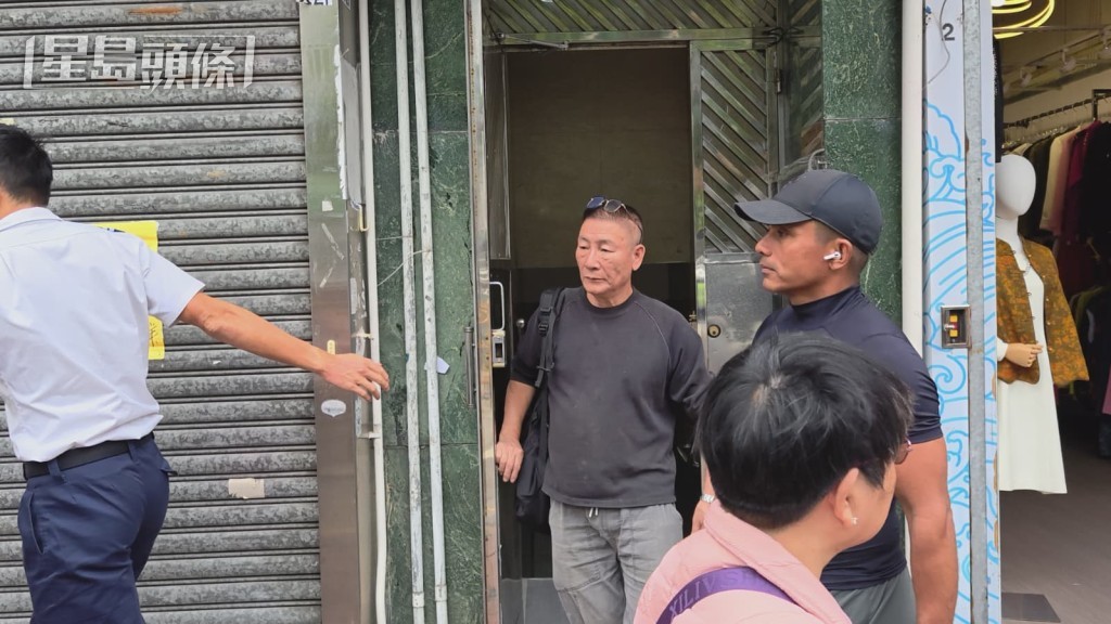 受傷男工人由救護車送院治理。楊偉亨攝