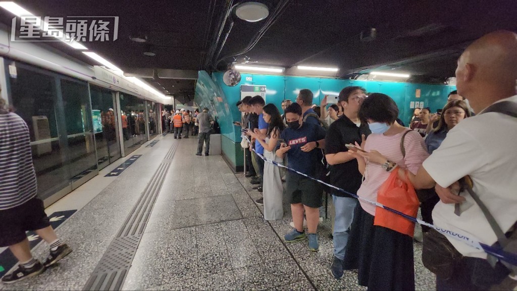 當晚鰂魚涌站聚滿等待列車的乘客。資料圖片 當晚鰂魚涌站聚滿等待列車的乘客。資料圖片