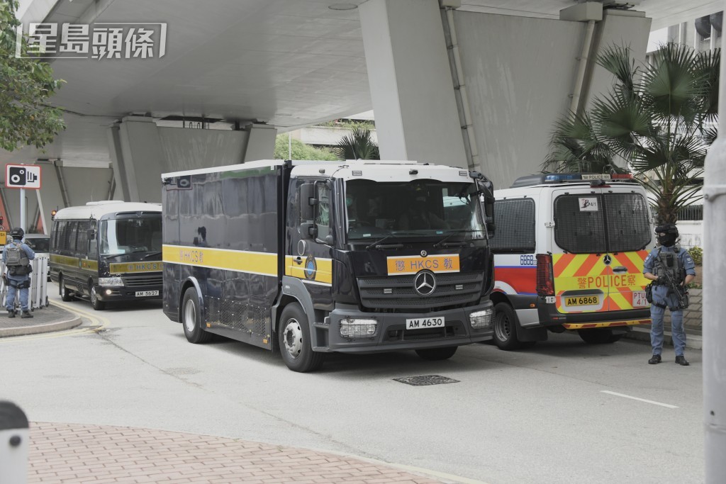 黎智英坐囚車到法院。