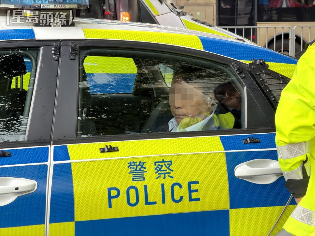 穿梭巴司機被帶上警車。 穿梭巴司機被帶上警車。