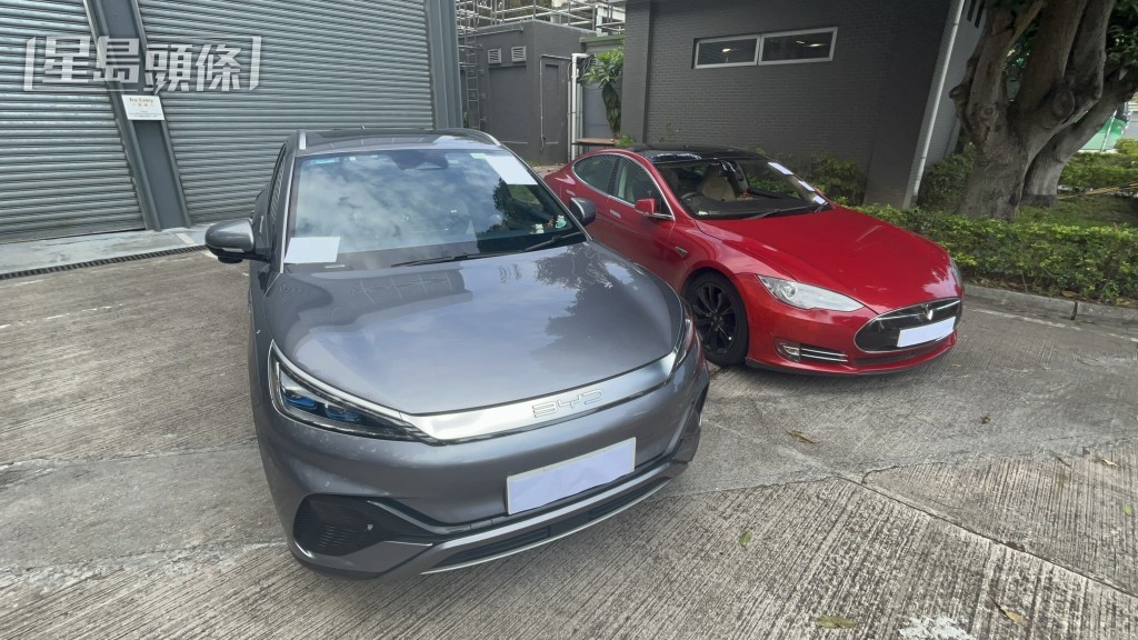 兩輛私家車被用作「白牌車」。楊偉亨攝 兩輛私家車被用作「白牌車」。楊偉亨攝