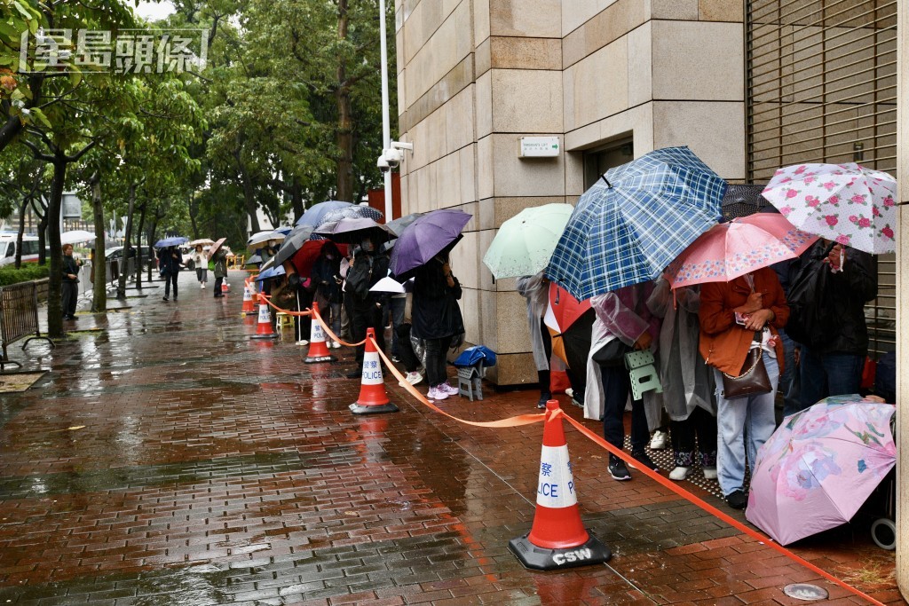 黎智英案相隔近4個月再開庭，不少巿民冒着寒雨排隊等候進庭旁聽。盧江球攝