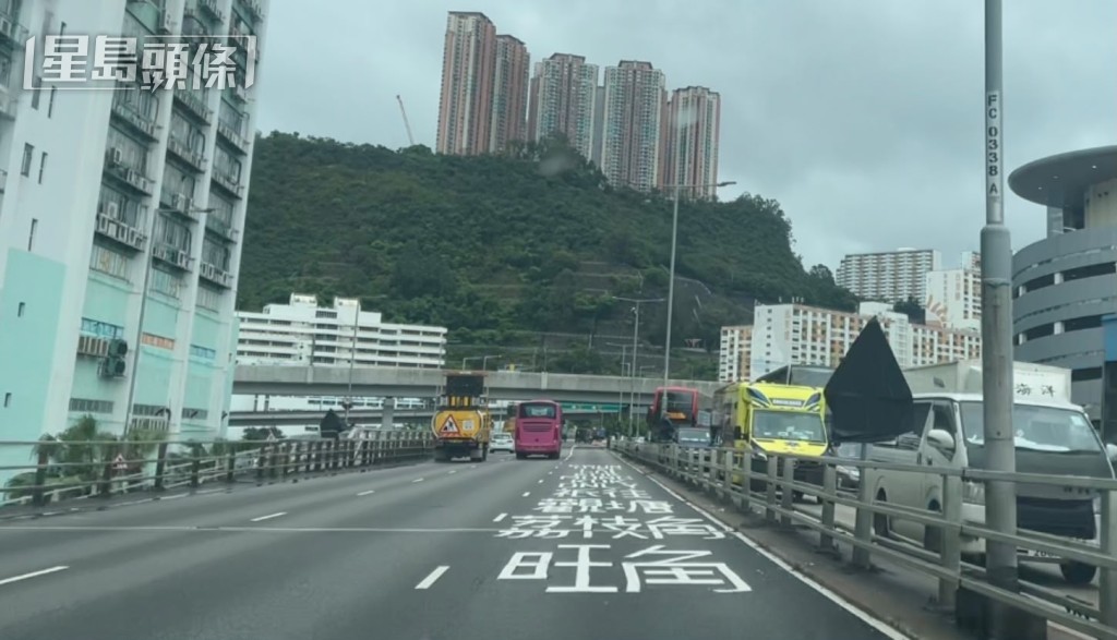 最右方的行車線路面,沿路塗有3個「祇住觀塘 荔枝角 旺角」白色字的提示。蔡楚輝攝 最右方的行車線路面,沿路塗有3個「祇住觀塘 荔枝角 旺角」白色字的提示。蔡楚輝攝
