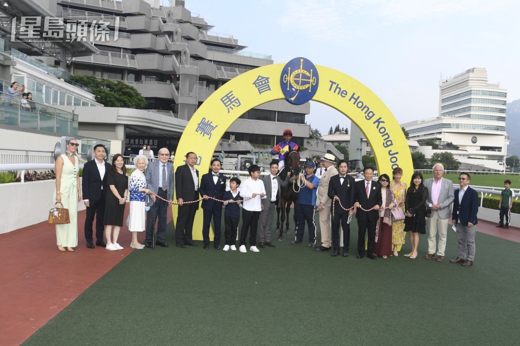 「幸運」系掌舵人梁啟徽，其太太張素玲，兩位兒子梁文謙，梁文鴻及新抱一家人俱是馬主。