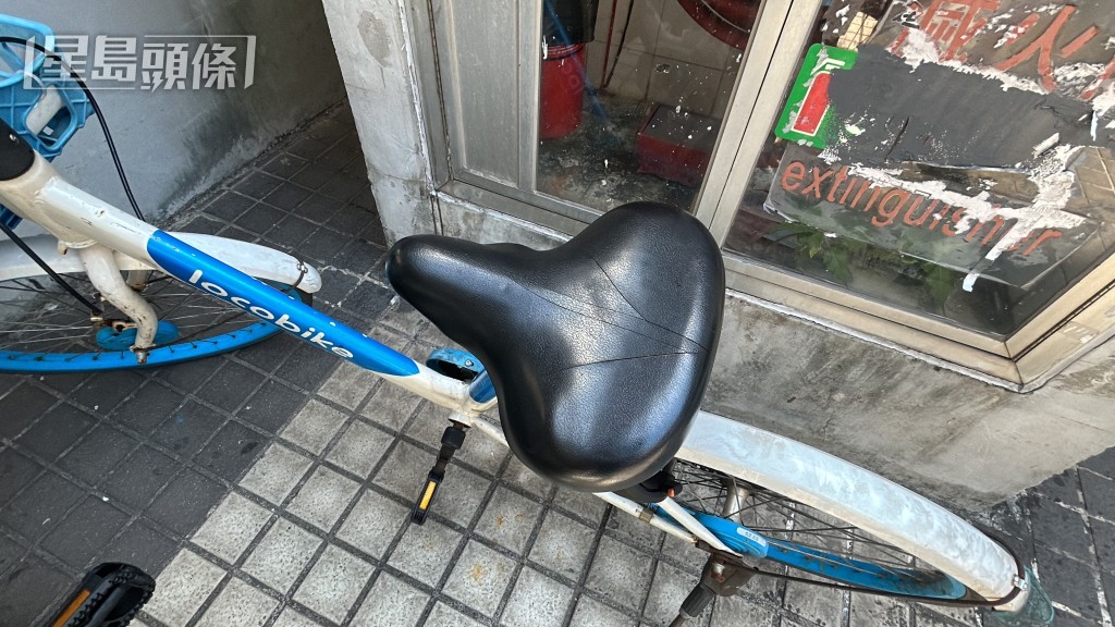 座位上留下鎅痕。 座位上留下鎅痕。
