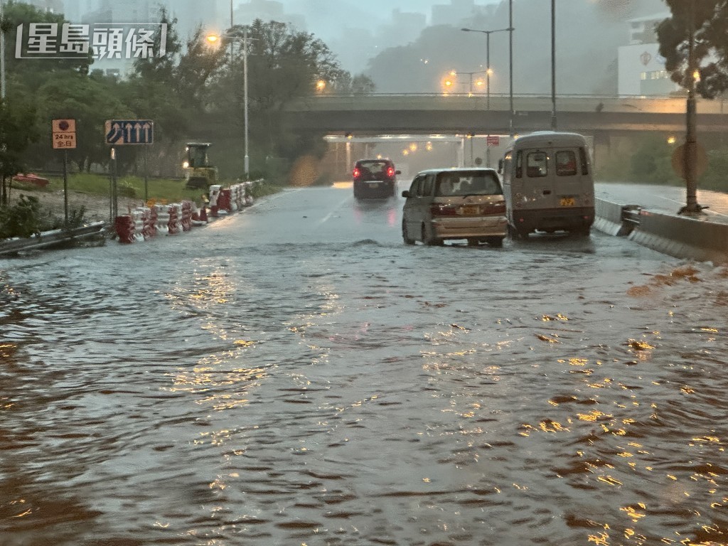 本港多處有汽車拋錨死火。 本港多處有汽車拋錨死火。
