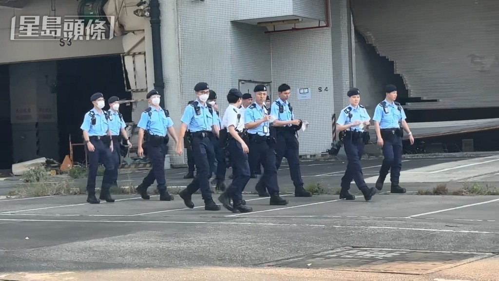 至下午約3時半，警方收隊離去。