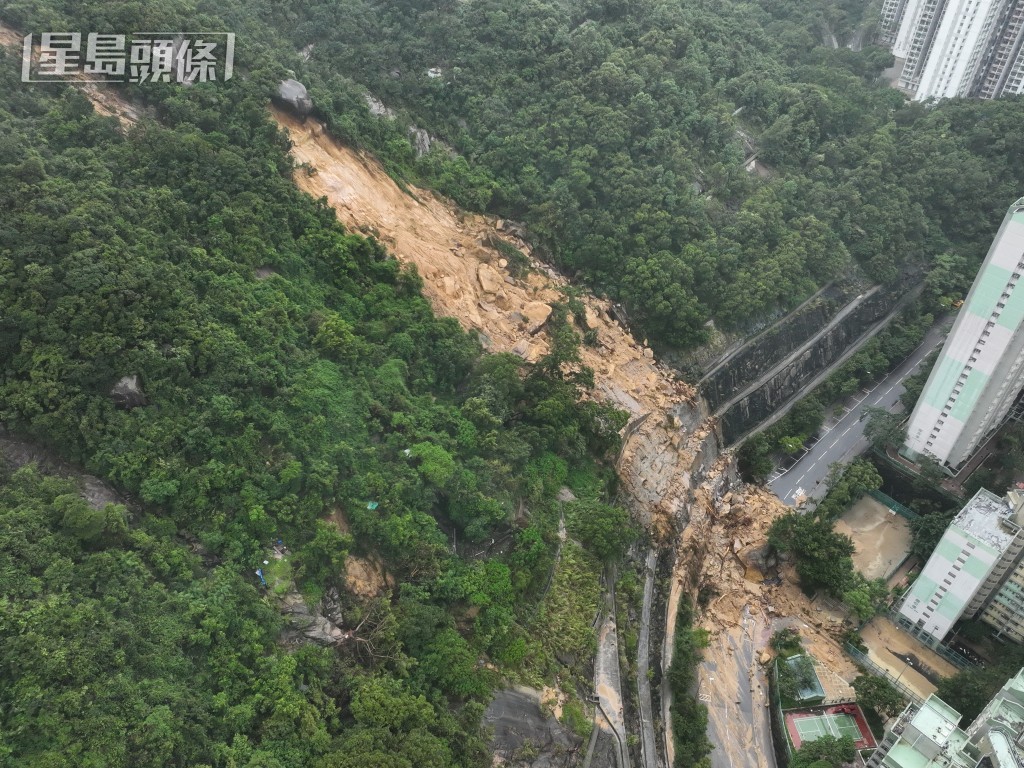 筲箕灣耀興道超過3000立方米的山泥傾瀉,導致耀興道兩條行車線封閉。土木工程拓展署圖片 筲箕灣耀興道超過3000立方米的山泥傾瀉,導致耀興道兩條行車線封閉。土木工程拓展署圖片