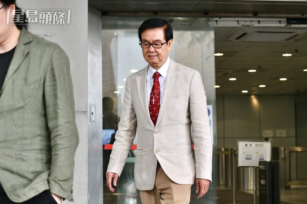 黃百鳴罪成後離庭。盧江球攝 黃百鳴罪成後離庭。盧江球攝