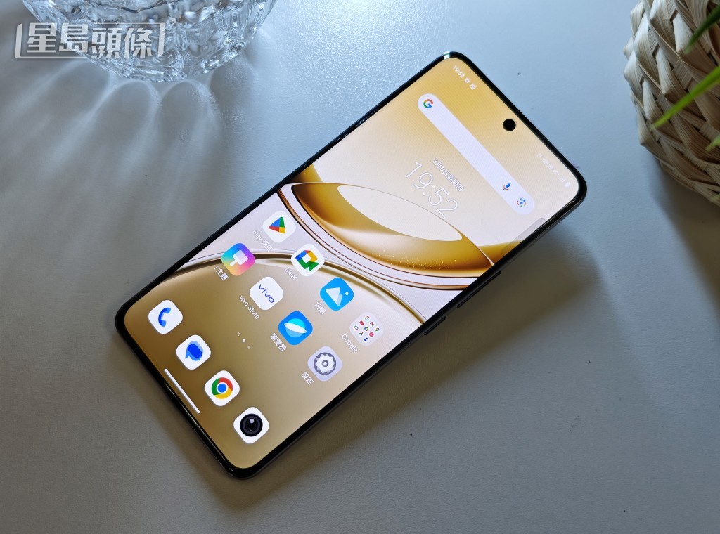 vivo V50的6.77吋螢幕支援120Hz更新率，峰值亮度達4,500nits。