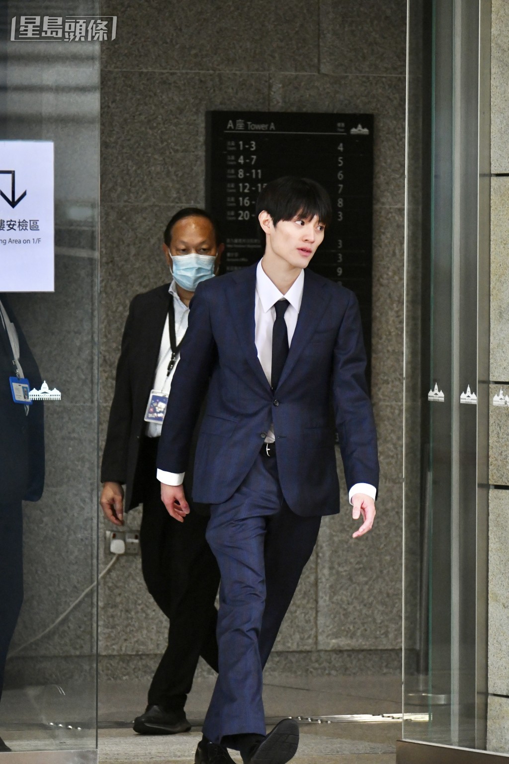 上村謙信離開法院。盧江球攝 上村謙信離開法院。盧江球攝