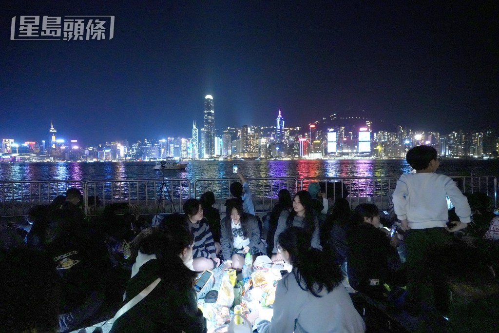 大批市民聚集西九文化區海旁等待除夕煙花。劉駿軒攝 大批市民聚集西九文化區海旁等待除夕煙花。劉駿軒攝