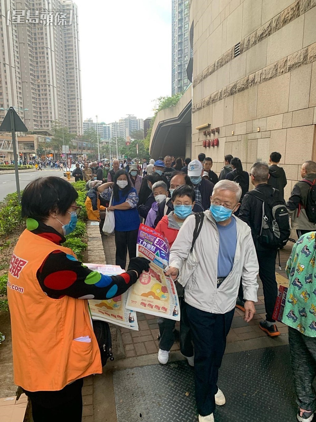 市民踴躍取閱附送《提紙》的免費報紙。