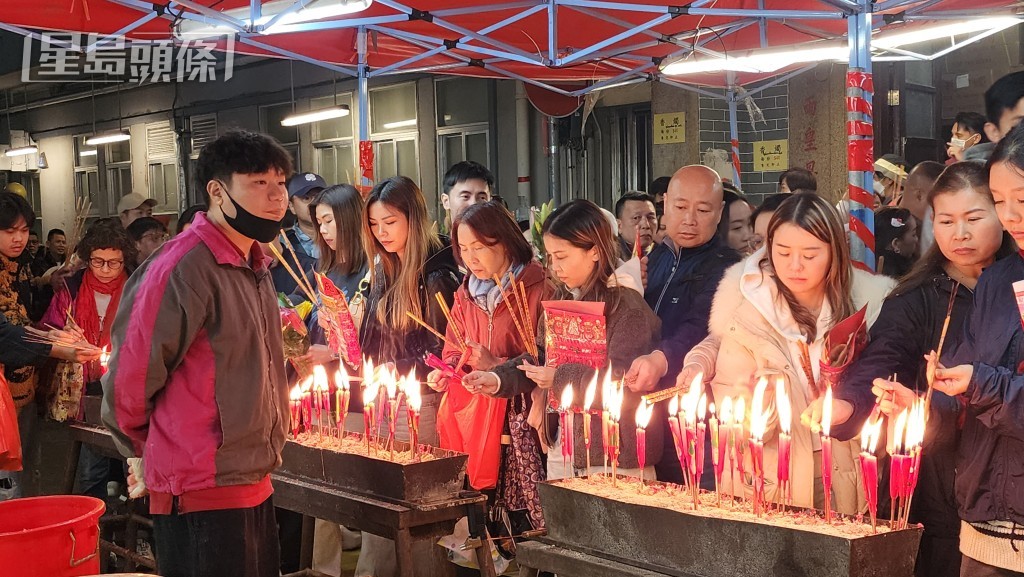 廟內香火鼎盛。 廟內香火鼎盛。