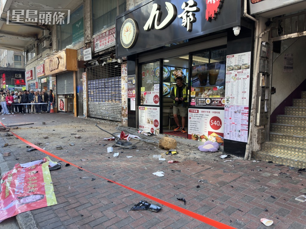 鐵欄連根拔起,路落麵店門口。 鐵欄連根拔起,路落麵店門口。