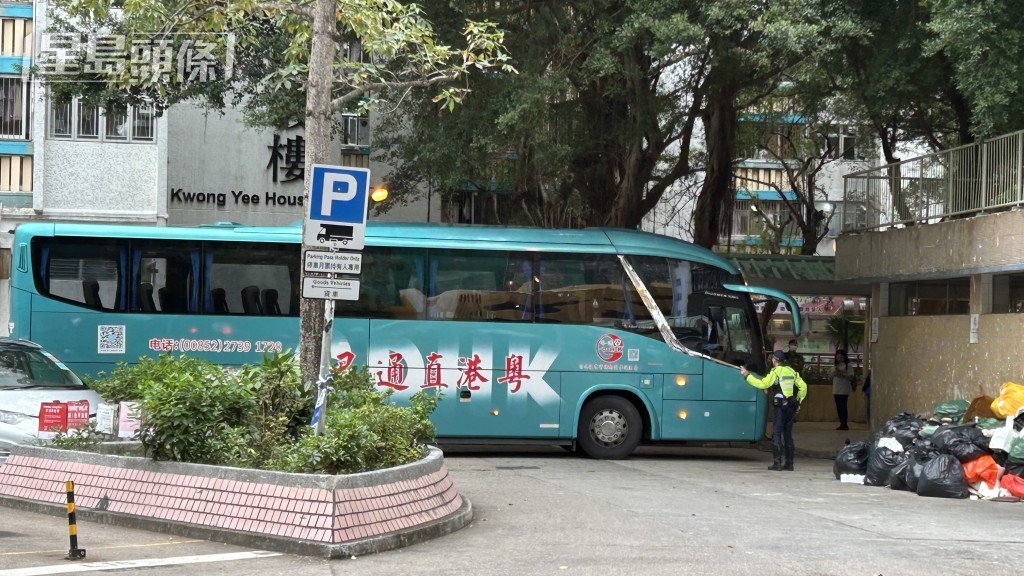 宏志閣居民今早乘坐旅遊巴到達，上樓取回個人物品。
