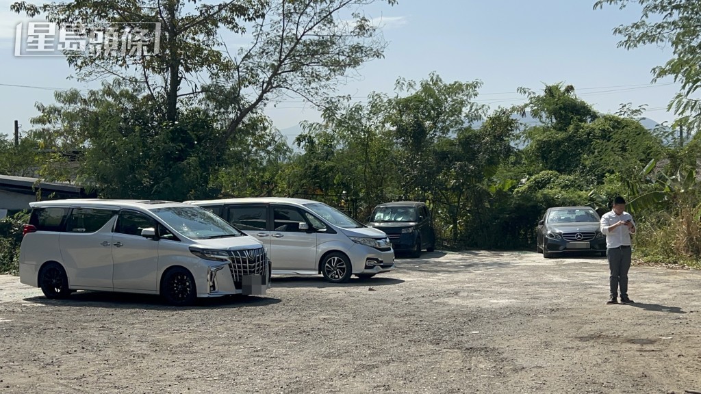 近黑排仔村另一停車場內，亦有多部車遭砸毀玻璃。林思明攝