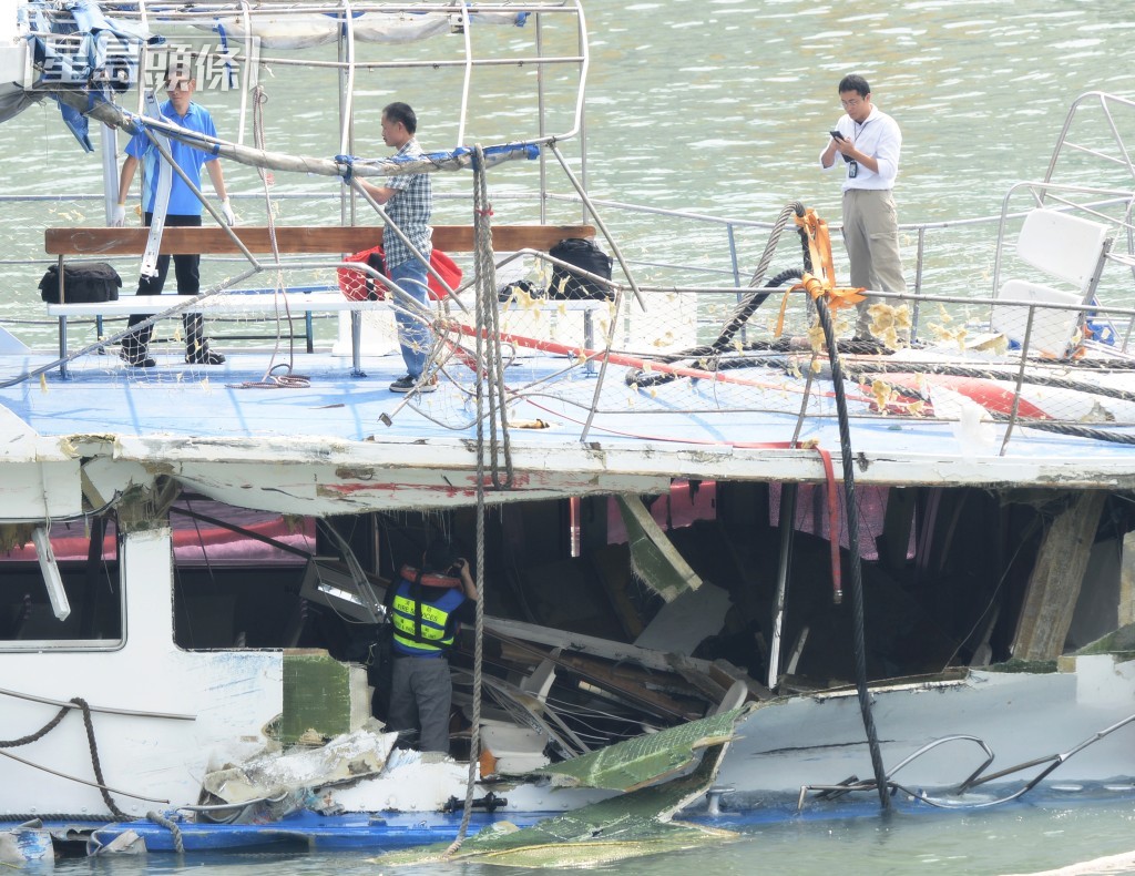 南丫四號被撞沉，損毀嚴重，船上座椅四散。資料圖片