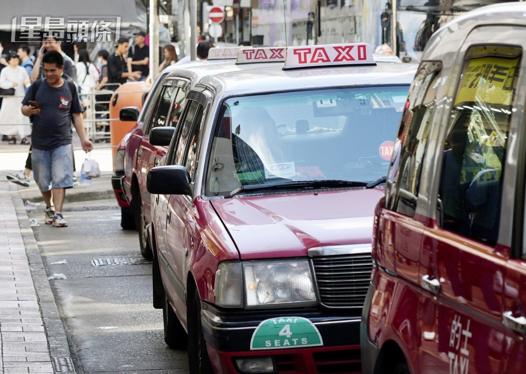眼見牌價插水、內地平台推網約私家車搶生意,的士業界已按捺不住,頻有動作。資料圖片 眼見牌價插水、內地平台推網約私家車搶生意,的士業界已按捺不住,頻有動作。資料圖片
