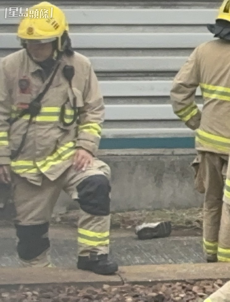 路軌旁遺下一隻鞋。梁國峰攝