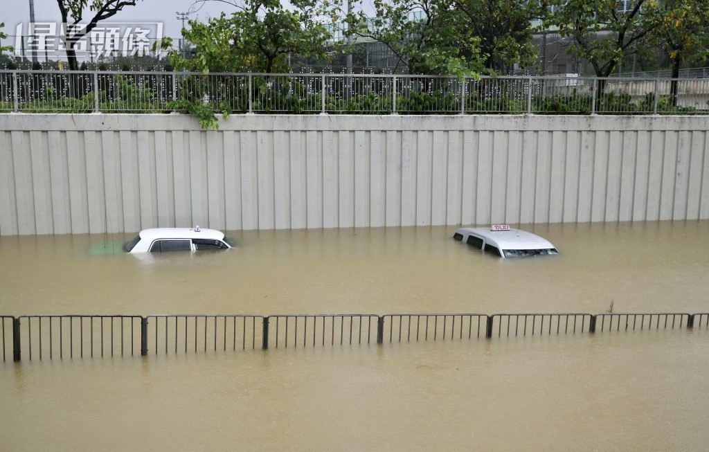 大埔站廣褔道王肇枝中學對開行車路水浸。資料圖片 大埔站廣褔道王肇枝中學對開行車路水浸。資料圖片