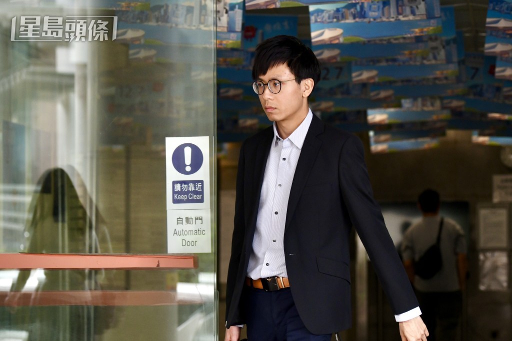 胡展瑋同意上門調查當日,未向黃潔珍解釋有權拒絕提供密碼。盧江球攝 胡展瑋同意上門調查當日,未向黃潔珍解釋有權拒絕提供密碼。盧江球攝