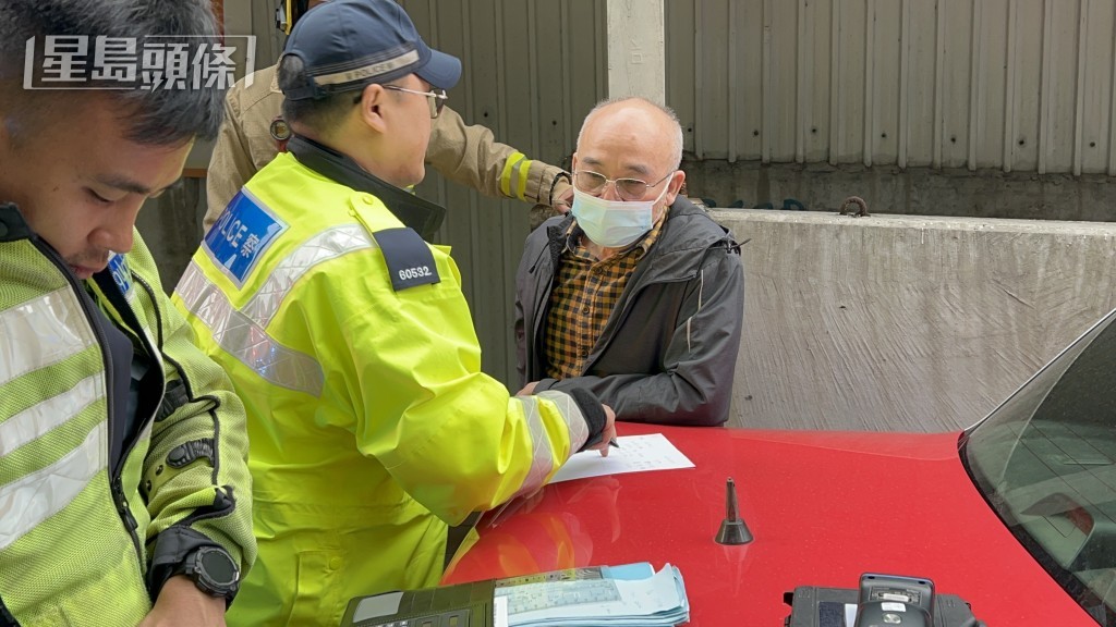 的士司機向警方講述情況。 的士司機向警方講述情況。