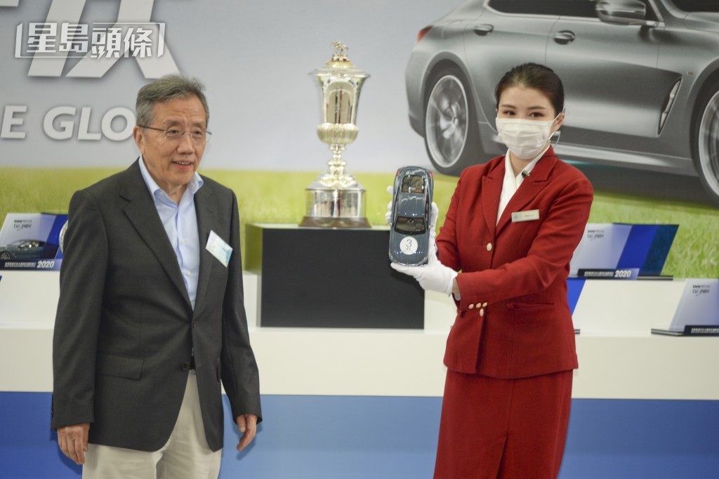 「有餘」系馬主范思浩 (左) 是方嘉柏忠實馬主，現時養有的「仁仁有餘」和「凡凡有餘」。