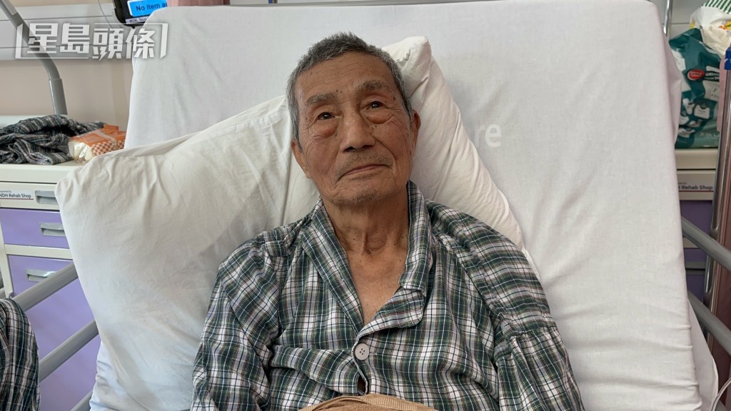 吳伯直言被困山頭3日2夜,靠飲溪水解渴。梁國峰攝 吳伯直言被困山頭3日2夜,靠飲溪水解渴。梁國峰攝